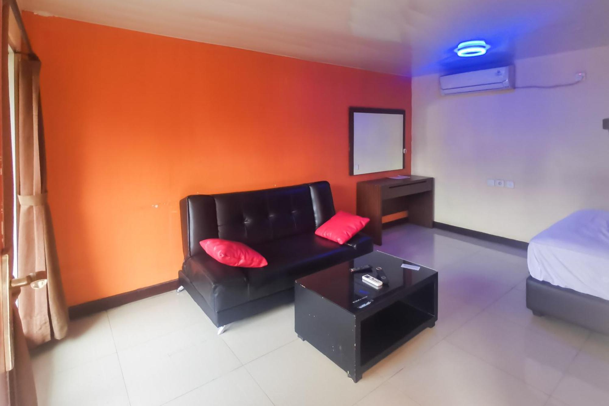 Hotel Container Inn Mitra Reddoorz Gadok المظهر الخارجي الصورة